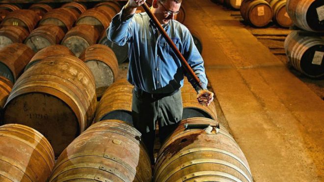 Bruichladdich là xưởng rượu duy nhất trên đảo Islay sản xuất ra các loại whisky không mang hương vị khói