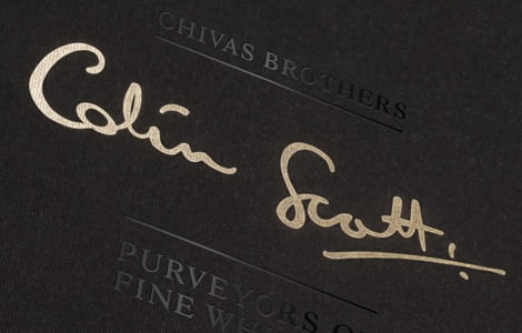 Chữ ký vàng của Colin Scott khẳng định Chất lượng Rượu Chivas 18
