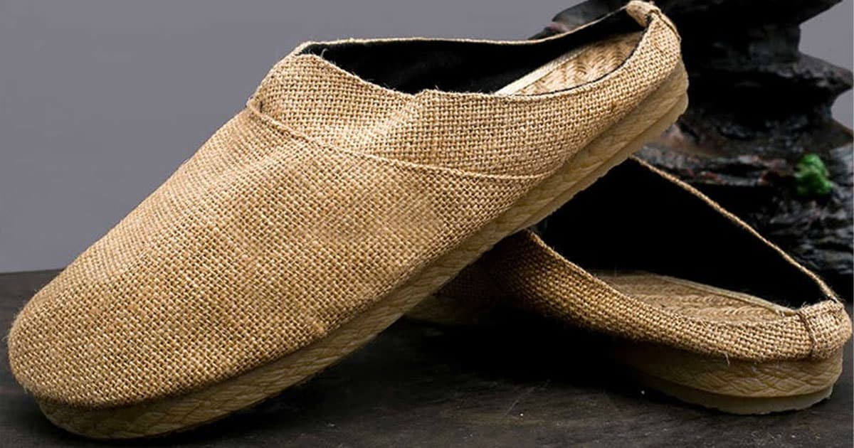 Chất liệu giày sục trước đây thường làm bằng vải 